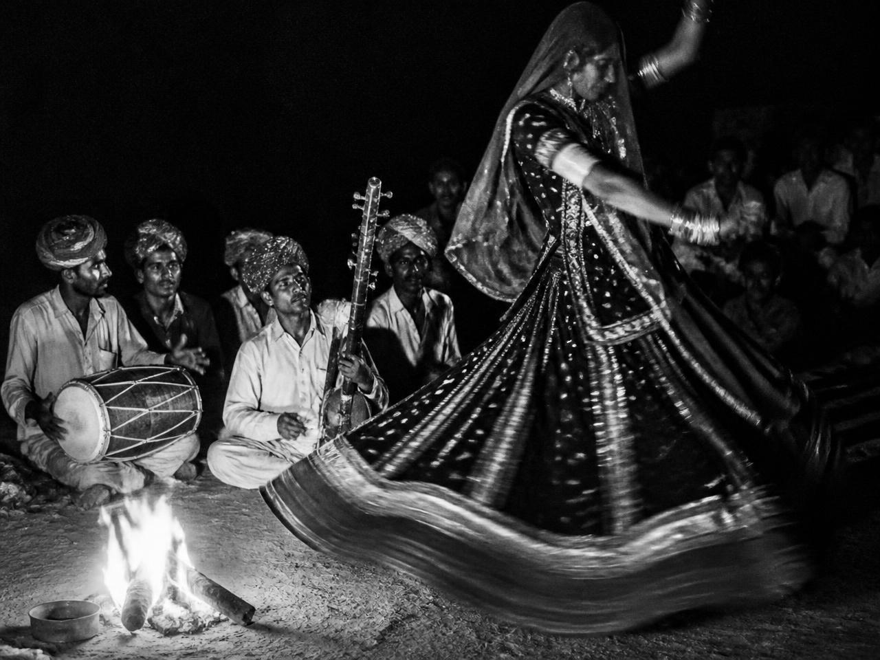 आग रै उजाळै में लोक गवैया अर घूमर